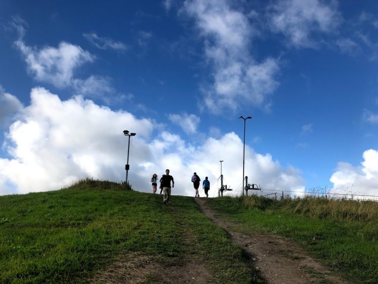 Brudarebacken i Göteborg. Toppen på backen med flera personer som går upp och ner.